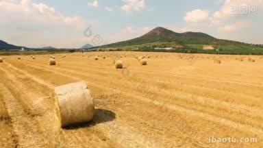 从鸟瞰图中可以看到农村的麦田和一捆捆的干草，<strong>还有</strong>美丽的山景